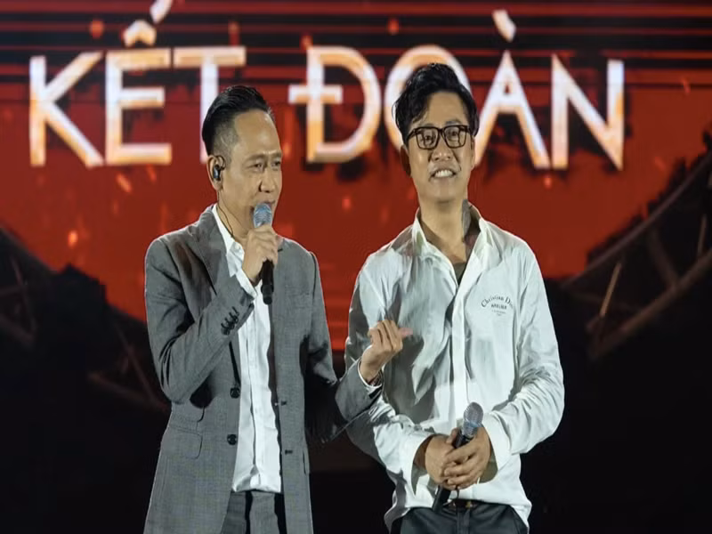 Mở đầu đêm nhạc, Tuấn Hưng chỉnh sửa lời bài hát Vẫn nhớ để trêu Duy Mạnh. Tuấn Hưng hát: “Hãy bước đi và đừng nghĩ suy. Dù cho anh trêu đùa em trên Facebook của anh. Dù anh trêu em thật dai, thật dai. Suốt mấy năm qua… Sẽ mãi mơ để biết tìm đâu…”. Ảnh: Vietnamnet.