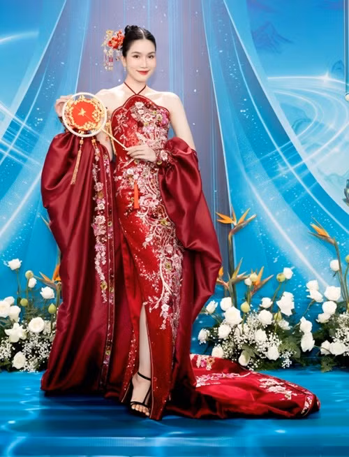 Á hậu Phương Anh diện trang phục lộng lẫy tham gia sự kiện. Ảnh: Fanpage Hoa hậu Quốc gia Việt Nam 2024.