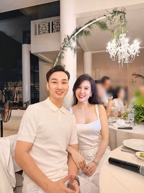 Ngọc Hương viết: "Gửi hai anh heo ở nhà còn ba mẹ đi tránh rét. Xúng xính đón đưa ngỡ như quay về thủa mới yêu khi em mới 23 còn anh 32. Đồ ăn ngon, thời tiết đẹp, chốn đến lãng mạn bên anh người yêu nghìn tỷ theo lời đồn, như trên phim thế này". Ảnh: FB Ngọc Hương.