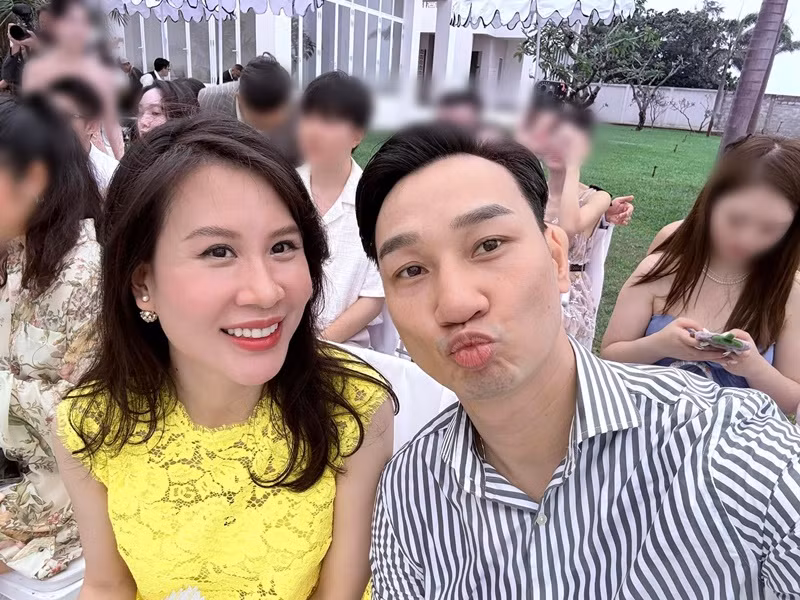 Vợ chồng Thành Trung vẫn mặn nồng sau 7 năm về chung một nhà. Ảnh: FB Ngọc Hương.