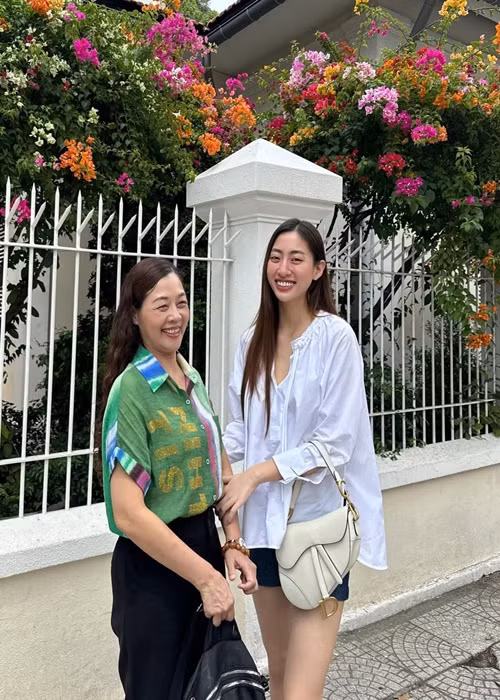 Hiện tại, nhan sắc của mẹ Lương Thùy Linh được khen ngợi đẹp quý phái. Ảnh: FB Lương Thùy Linh.