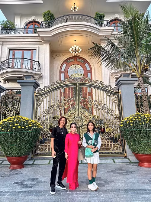 Khi cùng Việt Hương định cư ở Việt Nam, Hoài Phương sẵn sàng chi trăm tỷ để xây biệt thự tặng vợ. Việt Hương cho biết, chồng nhận nhà thô từ chủ đầu tư, sau đó tự lên ý tưởng trang trí, sắm sửa nội thất. Ảnh: FB Hoài Phương.