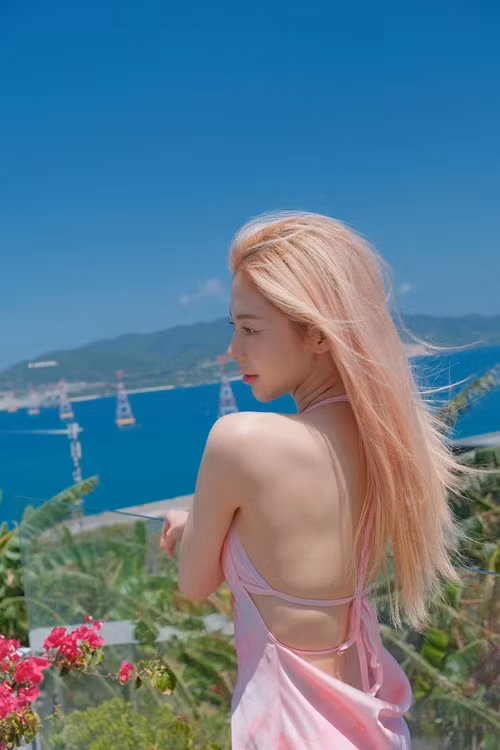Nữ ca sĩ sinh năm 1993 quyến rũ, trẻ trung hơn. Ảnh: Liz Kim Cương.