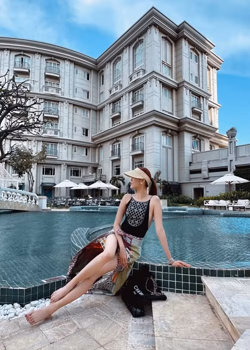 Top 11 Hoa hậu Thế giới 2015 luôn mặc sành điệu, sử dụng phụ kiện đắt đỏ. Ảnh: FB Lan Khuê.