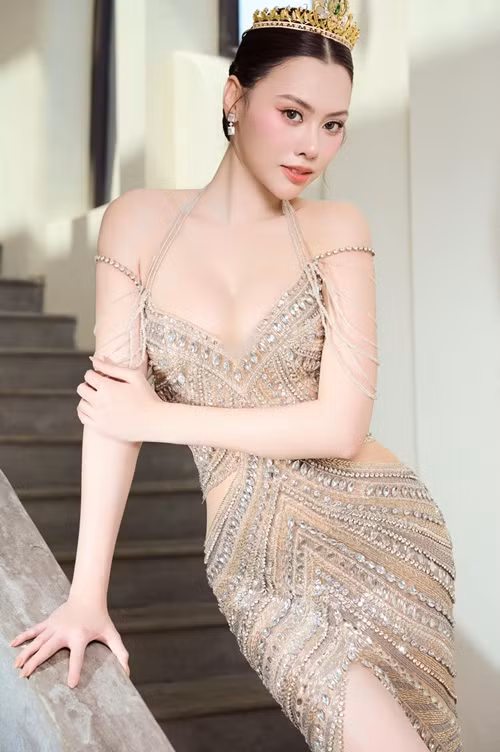 Tâm Như chia sẻ trên Znews, cô chăm chỉ tập luyện để giữ gìn vóc dáng. Người đẹp kết hợp nhiều bài tập như shoulder press, dumbbell row, seated cable row, tác động vào phần thân trên và squat, sumo deadlift, hip thrust để có phần thân dưới săn chắc.