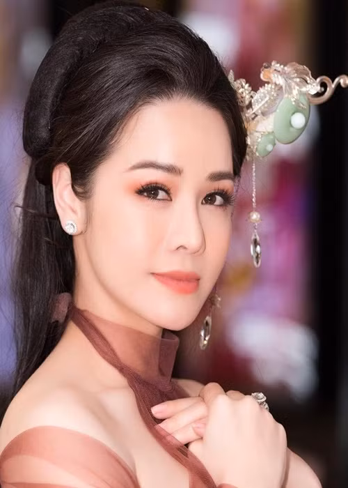 Nhật Kim Anh từng yêu một diễn viên. Vì bạn trai sống ở Mỹ, nữ ca sĩ phải tranh thủ nhiều dịp lưu diễn để được gặp nửa kia. Mối tình này kéo dài hơn 3 năm rồi kết thúc khi thông qua mạng xã hội, Nhật Kim Anh phát hiện bạn trai có người khác. Ảnh: FB Nhật Kim Anh.