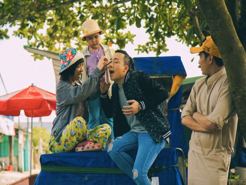 Vài năm trở lại đây, Trấn Thành và Thu Trang đều thử sức với vai trò đạo diễn, nhà sản xuất phim ảnh. Ảnh: Bazaarvietnam.