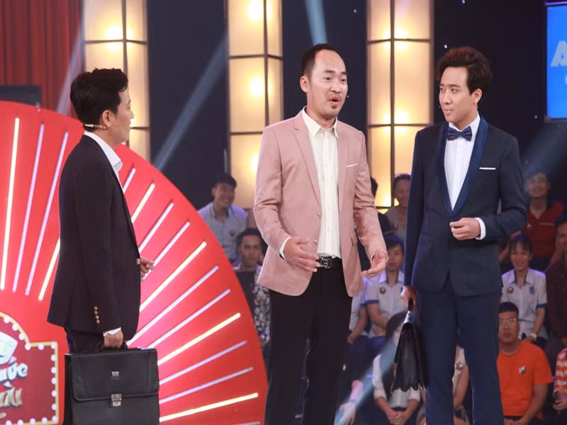 “Trấn Thành là người rất thông minh. Nếu là đầu bếp, cậu ấy là người có khẩu vị nêm nếm rất đậm đà. Với Thành, mọi thứ với nghệ thuật phải đậm vị, đau phải thật đau, sướng phải thật sướng”, Tiến Luật chia sẻ trên Vietnamnet. Ảnh: Vnmedia.