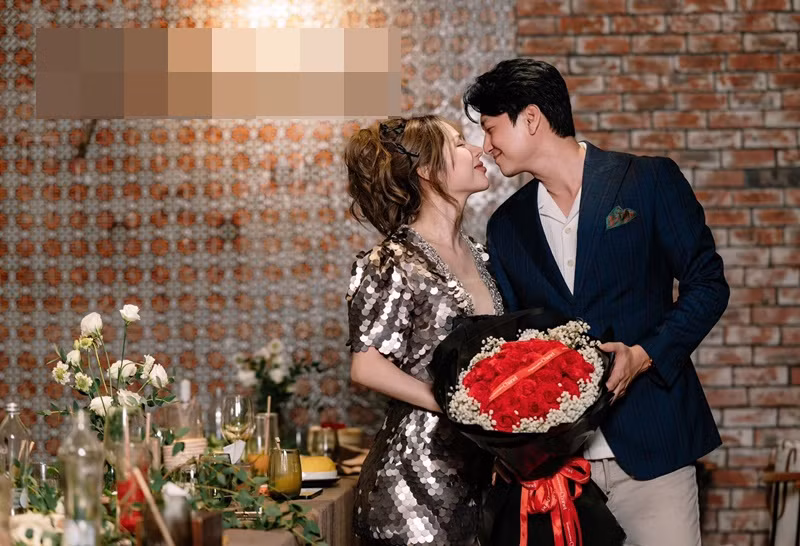 Huỳnh Anh cầu hôn Bạch Lan Phương vào năm 2021 sau 1 năm hẹn hò. Đến tháng 4/2024, cặp đôi đăng ký kết hôn. Ảnh: FB Huỳnh Anh.