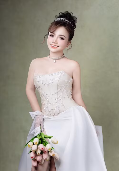 Nữ diễn viên phim Về nhà đi con diện váy cưới cúp ngực khoe vẻ gợi cảm.