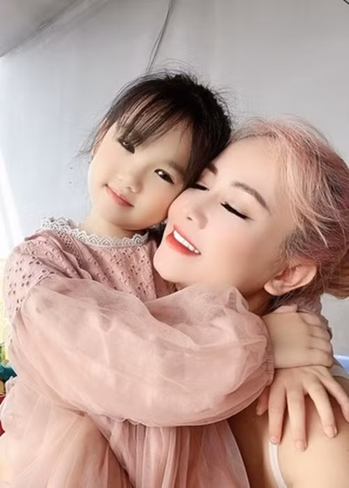 Bé Mầm sinh năm 2017, là con gái của Hoàng Yến và chồng cũ thứ 4.