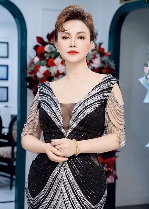 Hậu ly hôn chồng thứ 4, Hoàng Yến vướng tin đồn hẹn hò một chàng trai sinh năm 1992, kém cô 16 tuổi. Nhanh chóng, Hoàng Yến cho biết, người đàn ông này chỉ là quản lý. Ảnh: FB Đào Hoàng Yến.