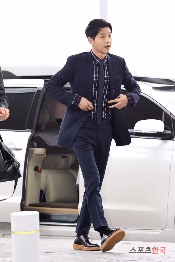 Đại úy Song Joong Ki trang trọng và lịch sự khi diện vest tại sân bay.