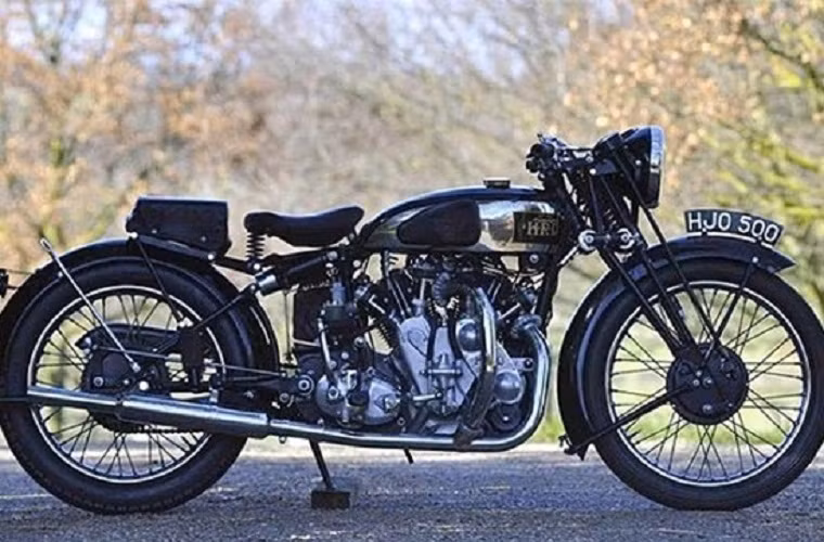 Vincent-HRD Series-A Rapide đời 1938: Mẫu xe này thuộc hàng khá hiếm, được trang bị hộp số 4 cấp, động cơ kép chữ V làm mát bằng không khí đạt tốc độ 160km/giờ. Giá bán hiện trên mức 300.000 USD.