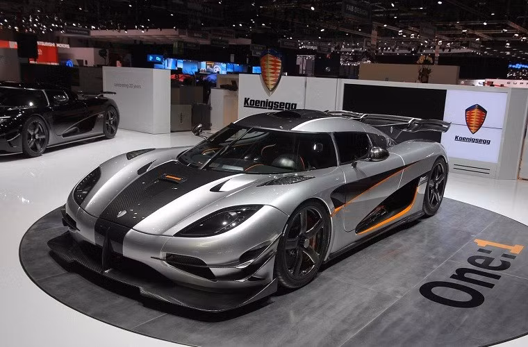1. Koenigsegg One:1: được trang bị động cơ V8, dung tích 5.0 lít, tăng áp kép, 1.341 mã lực và mô-men xoắn cực đại 1.37 Nm. One:1 có khả năng đạt vận tốc tối đa hơn 450 km/h.
