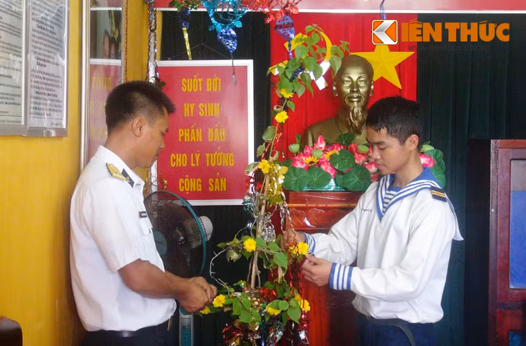 Trang trí hoa trước khi đón Tết.