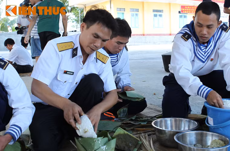 Các chiến sĩ thi gói bánh chưng bằng lá giong, lá dừa và cả lá bàng vuông.
