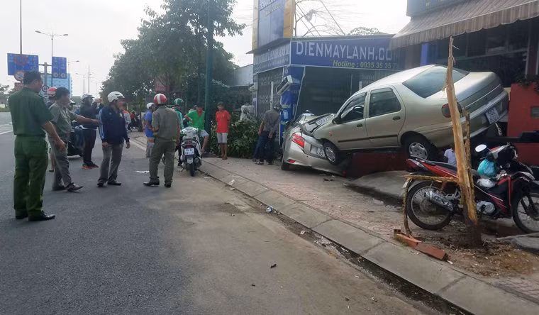Vụ tai nạn ô tô tông liên hoàn đến 16h30 chiều nay (24/1) vẫn đang được Công an quận Thủ Đức, TP.HCM giám định thiệt hại, giải quyết.