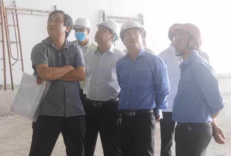 "Việc sớm thông hầm chui nhằm kéo giảm ùn tắc phía trên mặt đường và có mặt bằng triển khai đúc các nhịp giữa của cầu vượt qua nút giao Mỹ Thủy", ông Lê Ngọc Hùng (hàng đầu, người đứng thứ 2 từ trái sang) thông tin.