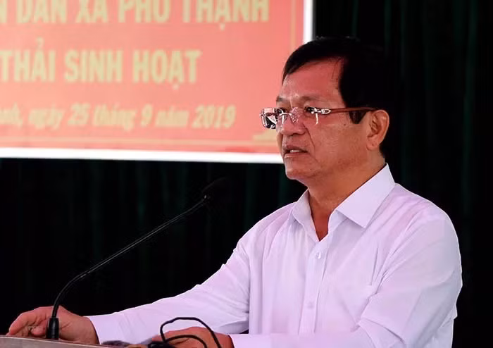  Lê Viết Chữ (SN 1963) - Cựu Bí thư tỉnh Quảng Ngãi: Với cương vị là Ủy viên Trung ương Đảng, Bí thư Tỉnh ủy Quảng Ngãi, ông Lê Viết Chữ chịu trách nhiệm chính về vi phạm, khuyết điểm của Ban Thường vụ Tỉnh ủy các nhiệm kỳ 2010-2015, 2015-2020 và của Ban cán sự đảng, UBND tỉnh nhiệm kỳ 2011-2016. Ngày 16/6, Bộ Chính trị quyết định thi hành kỷ luật ông Lê Viết Chữ bằng hình thức Cảnh cáo.