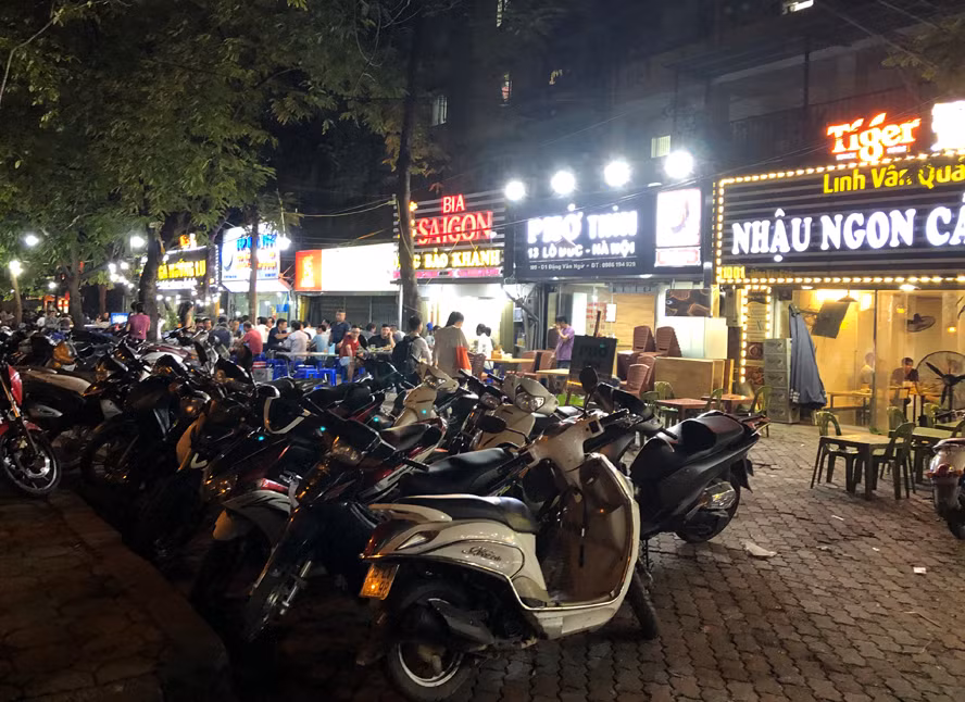 Sau hiệu ứng của ông Đoàn Ngọc Hải, vỉa hè Hà Nội lại bị lấn chiếm - Hình 10 Sau hieu ung cua ong Doan Ngoc Hai, via he Ha Noi lai bi lan chiem-Hinh-10