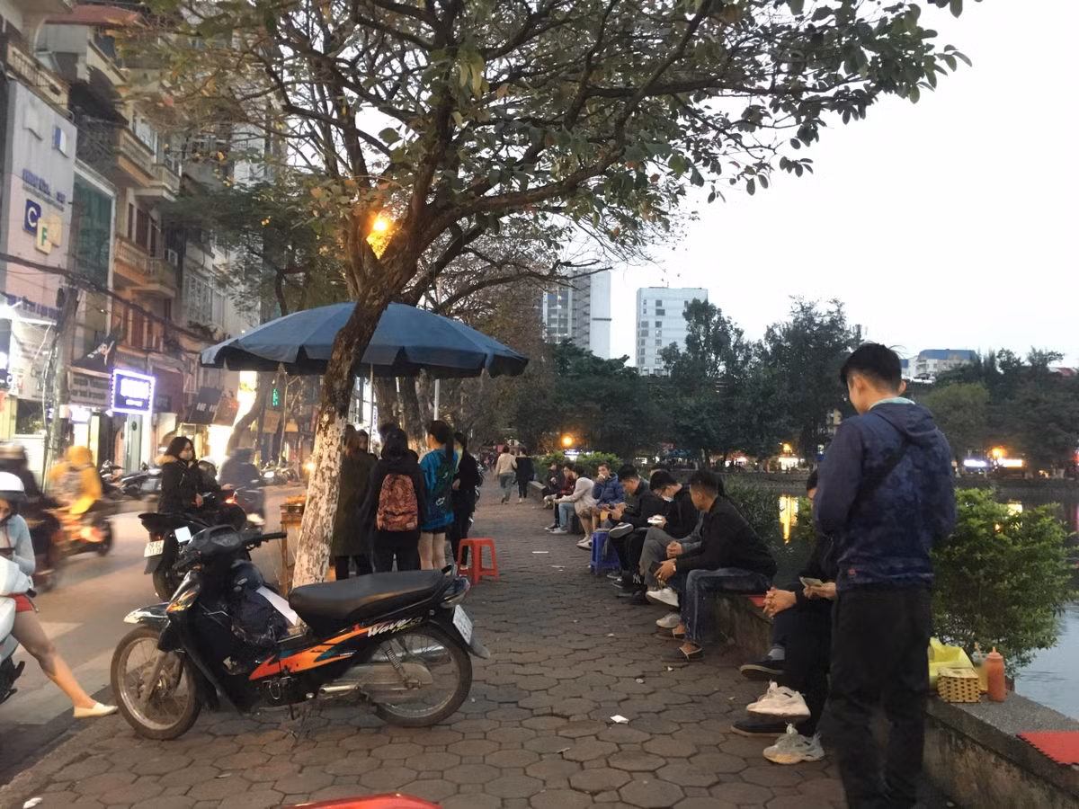 Sau hiệu ứng của ông Đoàn Ngọc Hải, vỉa hè Hà Nội lại bị lấn chiếm - Hình 9 Sau hieu ung cua ong Doan Ngoc Hai, via he Ha Noi lai bi lan chiem-Hinh-9