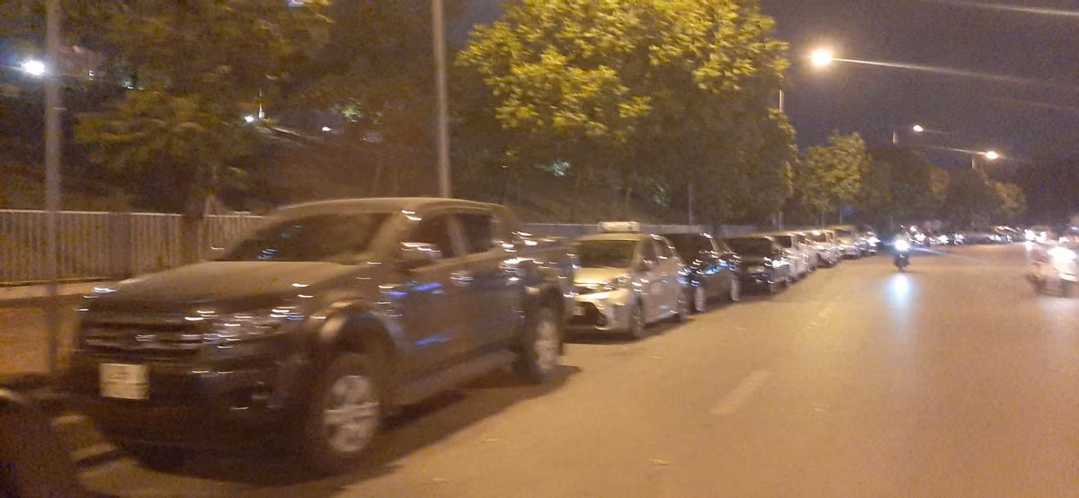Sau hiệu ứng của ông Đoàn Ngọc Hải, vỉa hè Hà Nội lại bị lấn chiếm - Hình 5 Sau hieu ung cua ong Doan Ngoc Hai, via he Ha Noi lai bi lan chiem-Hinh-5