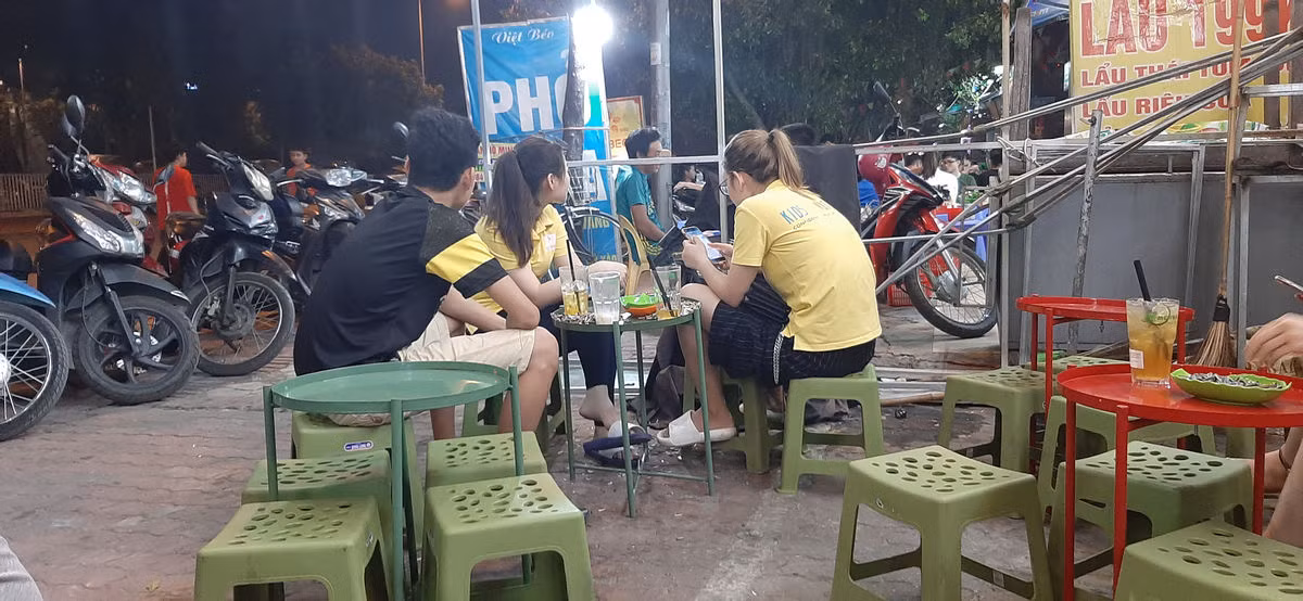 Sau hiệu ứng của ông Đoàn Ngọc Hải, vỉa hè Hà Nội lại bị lấn chiếm - Hình 3 Sau hieu ung cua ong Doan Ngoc Hai, via he Ha Noi lai bi lan chiem-Hinh-3
