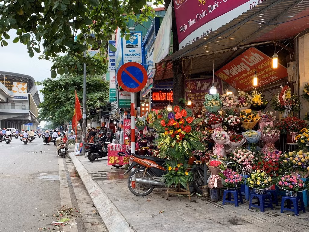 Sau hiệu ứng của ông Đoàn Ngọc Hải, vỉa hè Hà Nội lại bị lấn chiếm - Hình 13 Sau hieu ung cua ong Doan Ngoc Hai, via he Ha Noi lai bi lan chiem-Hinh-13