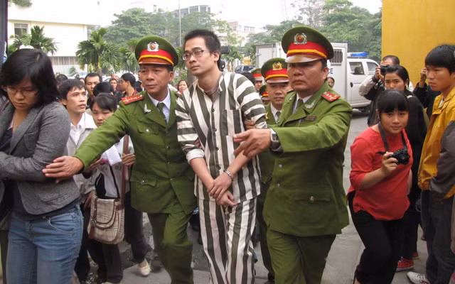  Ngày cuối cùng của tử tù Nguyễn Đức Nghĩa:17h chiều (22/7/2014), Hội đồng thi hành án TAND TP Hà Nội đã tổ chức thi hành án tử hình bằng hình thức tiêm thuốc độc đối với Nguyễn Đức Nghĩa (30 tuổi, quê Hải Phòng), hung thủ gây ra vụ án man rợ, chấn động dư luận vào năm 2010, tại tòa nhà chung cư thuộc Cầu Giấy, Hà Nội.