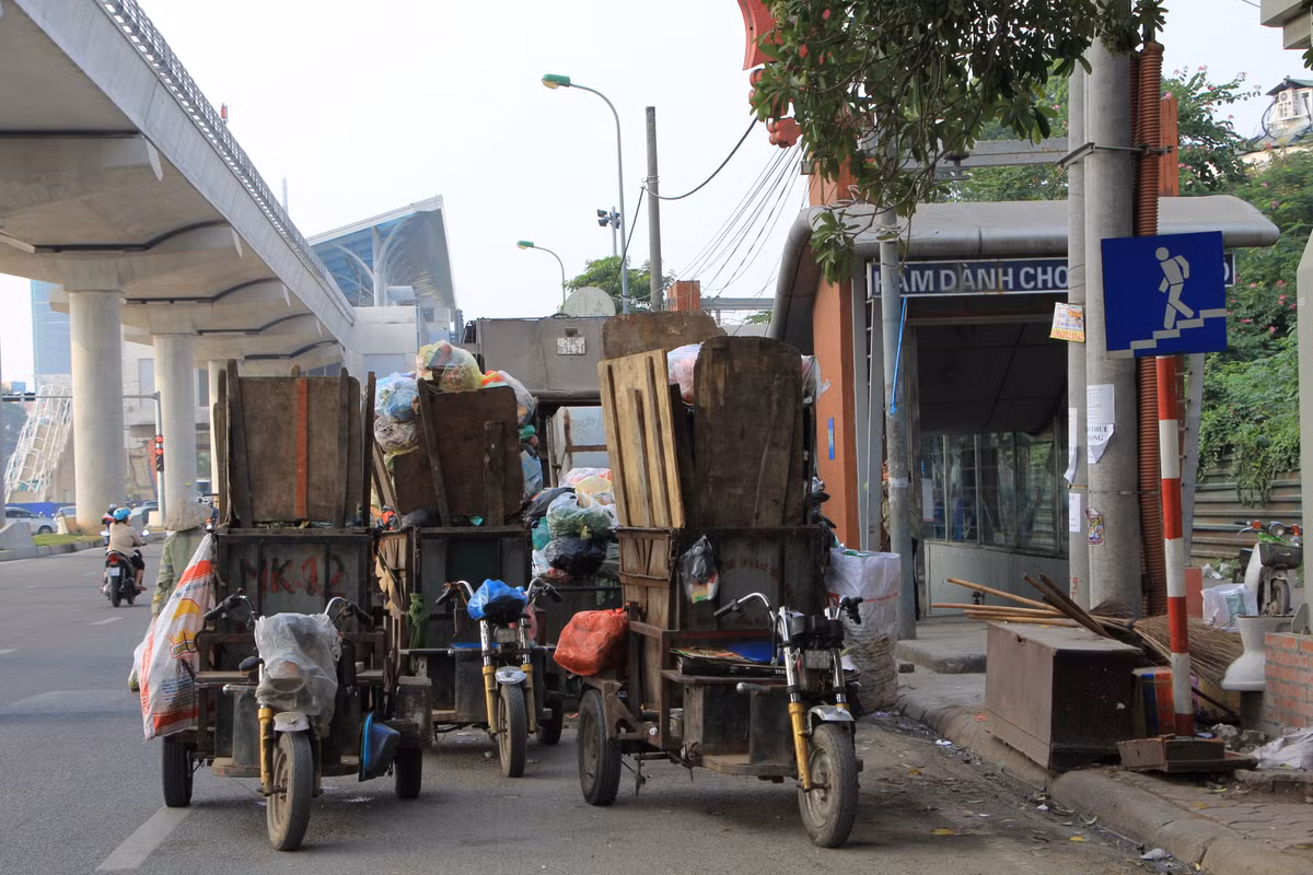 Các xe rác chặn đứng cửa ra vào hầm đường đi bộ nên không ai dám đến gần.