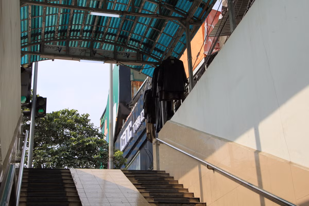 Cửa ra vào được người dân phơi phóng quần áo gây mất mỹ quan. Theo người dân, dù được đầu tư rất nhiều nhưng theo ghi nhận các hầm đi bộ và cầu vượt tại Hà Nội chưa được sử dụng đúng công năng, mục đích. Một phần lý do vì người dân ít đi bộ, chủ yếu di chuyển bằng xe máy và thói quen băng qua mặt đường bất chất nguy hiểm.