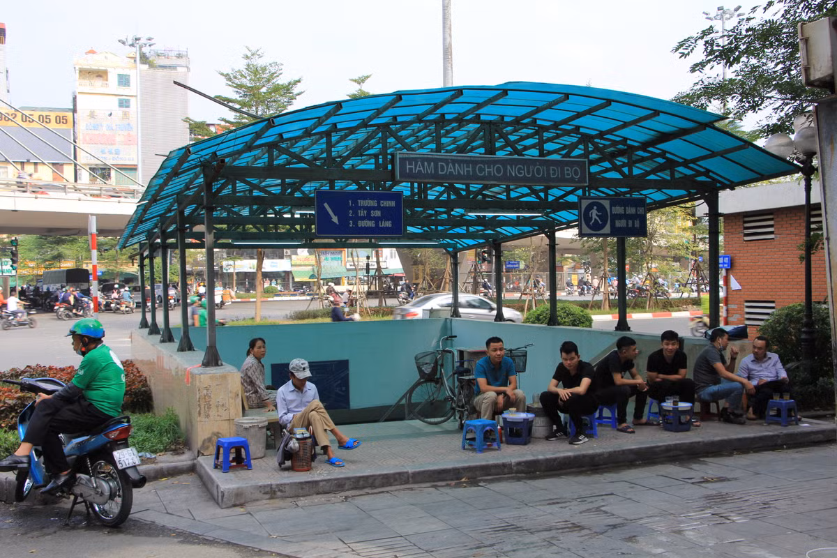 Hầm đi bộ nút giao Ngã Tư Sở có quy mô, hiện đại nhất với chiều dài gần 500m đi theo vòng tròn, 12 cửa đặt theo 4 góc đường: Tây Sơn - Láng, Láng - Nguyễn Trãi, Nguyễn Trãi - Trường Chinh, Trường Chinh - Tây Sơn, mỗi cửa đều có 3 lối lên xuống dành cho người đi bộ và xe đạp nhưng đều bị chặn bởi các quán nước vỉa hè.