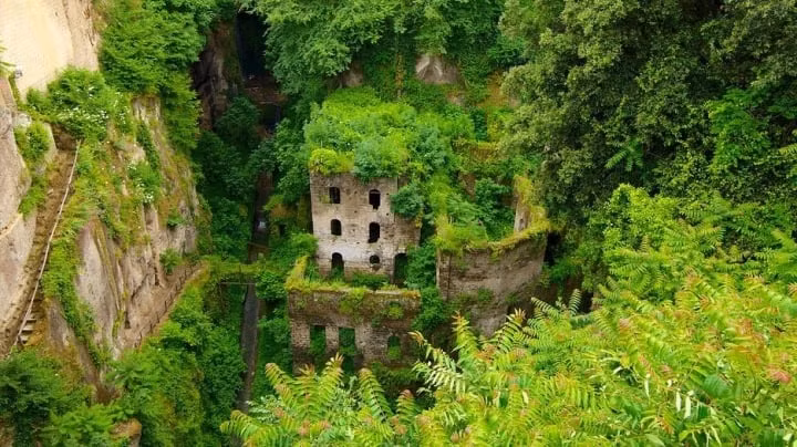 “Valle dei mulini” hay “Thung lũng Mills” là một khu nhà máy bỏ hoang nằm nép mình dưới đáy một khe nứt sâu ở trung tâm của Sorrento, Italy. (Ảnh: IT)