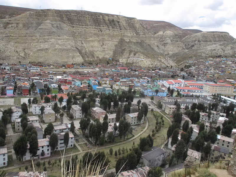 La Oroya là nơi đặt cơ sở luyện kim thuộc sở hữu của Doe Run Peru, chủ lao động chính của thành phố và sản xuất các kim loại như vàng, bạc, bismuth.... Viện Blacksmith - tổ chức phi lợi nhuận hoạt động trong lĩnh vực cải thiện rủi ro từ ô nhiễm - công nhận La Oroya là một trong những thành phố ô nhiễm nhất thế giới năm 2007. Ảnh: Wikipedia.