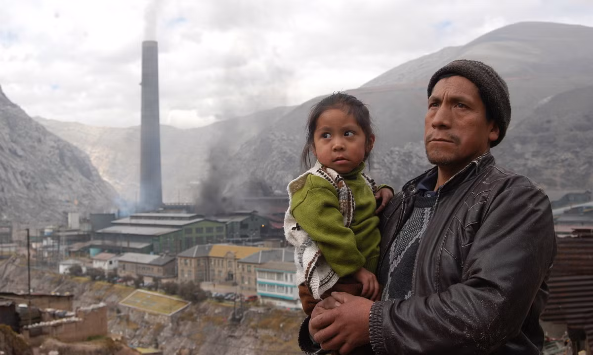 La Oroya tại Peru là thành phố ô nhiễm nhất thế giới, có khoảng 25.000 cư dân sinh sống. Lượng asen, chì, sulfur dioxide cao đến mức nguy hiểm trong không khí ở nơi này, trong khi mưa axit phá hủy thảm thực vật xung quanh. Ảnh: Aida.