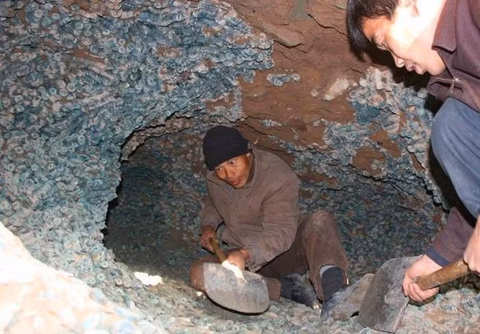 Đào móng, công nhân phát hiện 2.000 kg vật thể màu xanh lục Dao mong, cong nhan phat hien 2.000 kg vat the mau xanh luc