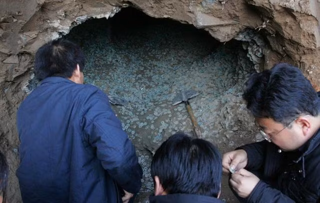 Đào móng, công nhân phát hiện 2.000 kg vật thể màu xanh lục - Hình 3 Dao mong, cong nhan phat hien 2.000 kg vat the mau xanh luc-Hinh-3