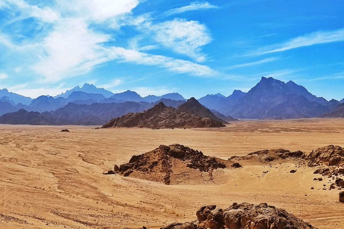 3. Saudi Arabia: Quốc gia này không có sông. 95% lãnh thổ của Saudi Arabia là sa mạc hoặc vùng đất khô cằn, chỉ 1,45% diện tích đất là có thể canh tác. Ảnh: Britannica.