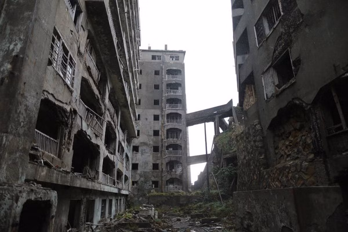 Ngày nay, Hashima chỉ còn lại những vế tích đổ nát, u ám. Khung cảnh hoang tàn của hòn đảo được chọn làm bối cảnh của nhiều bộ phim bom tấn như Skyfall, Attack on Titan.