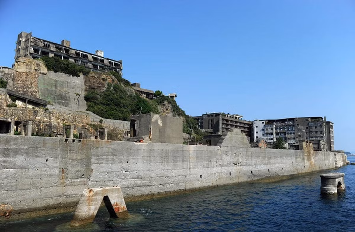 Đảo Hashima từng là mỏ khai thác than sầm uất hoạt động từ cuối thế kỷ 19 và đóng cửa vào năm 1974.