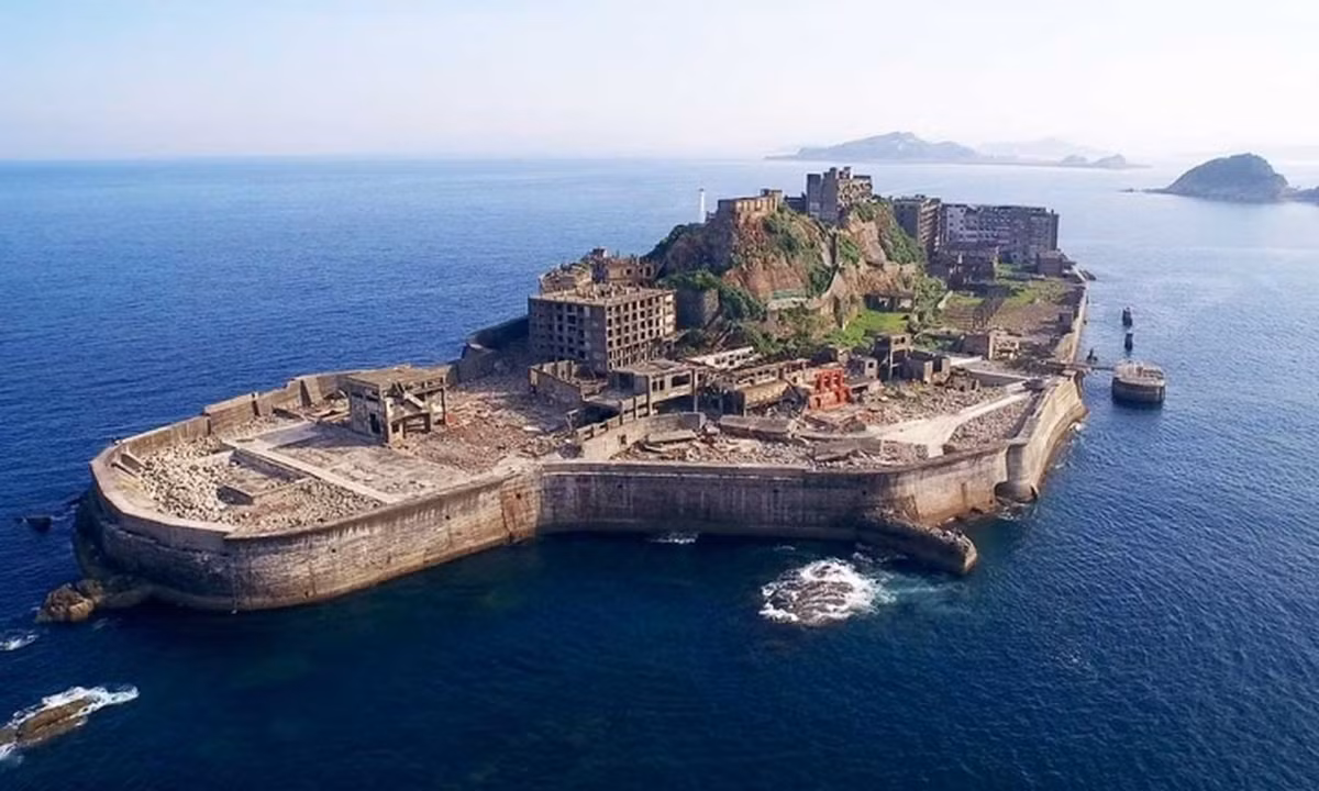 Đảo Hashima còn được biết với cái tên Gunkanjima (hòn đảo của thuyền chiến), nằm ngoài khơi Nagasaki về phía tây nam Nhật Bản. Đây là một " hòn đảo ma" có hình dạng giống như một tàu khu trục hải quân. (Ảnh: IT)