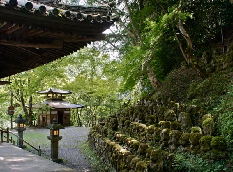 Đền Otagi Nenbutsu-ji nằm ẩn mình trên những ngọn đồi ở phía tây Arashiyama và 1.200 bức tượng đại diện cho các đệ tử của Đức Phật. Ảnh: Neverendingvoyage.