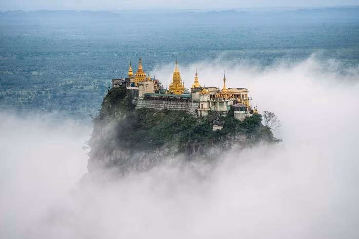 Tu viện Taung Kalat là một quần thể các ngôi đền nằm trên đỉnh ngọn núi lửa đã tắt ở Myanmar. Sau khi leo 777 bậc thang, du khách sẽ vỡ òa trước khung cảnh đồng bằng trù phú và núi non thấp thoáng phía xa. Ảnh: Unsplash.