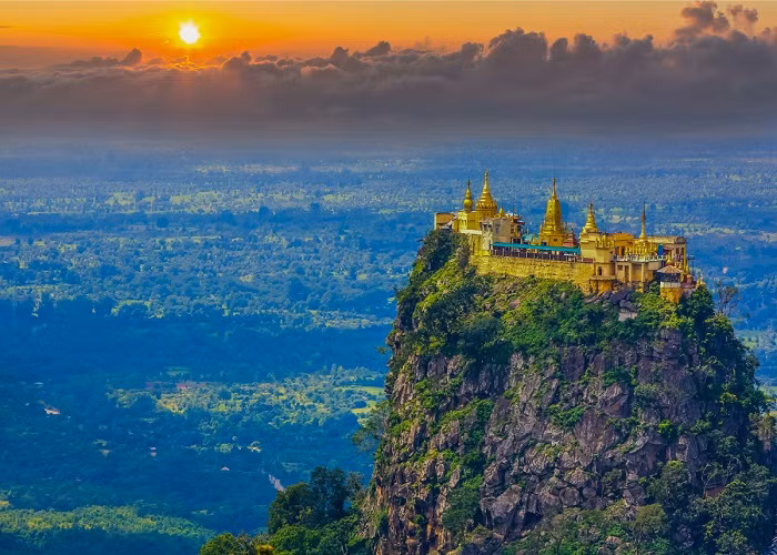 Tu viện Taung Kalat, Myanmar: Treo mình trên độ cao 1.524 mét, tu viện Taung Kalat thuộc danh sách những ngôi đền nằm ở vị trí hiểm hóc nhất thế giới. Ảnh: His-discover.