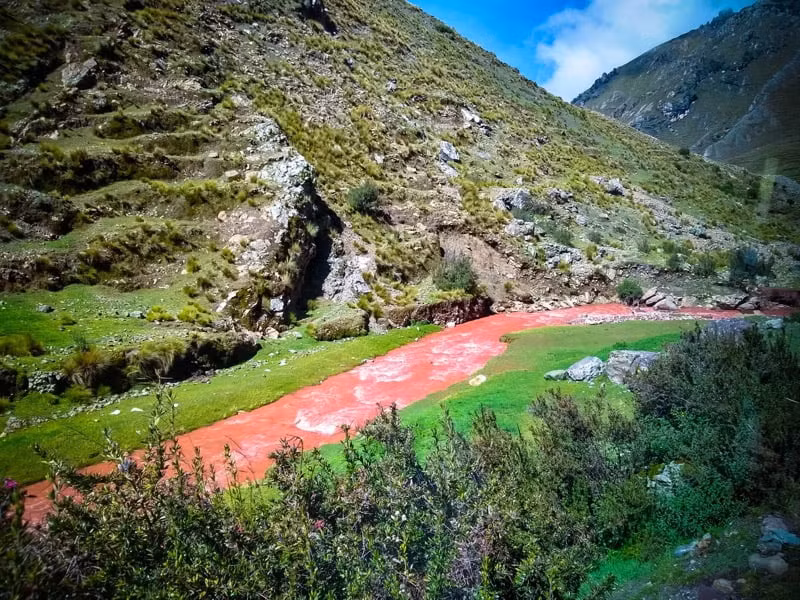 Choang vang dong song ky la nuoc do nhu mau o Peru-Hinh-4