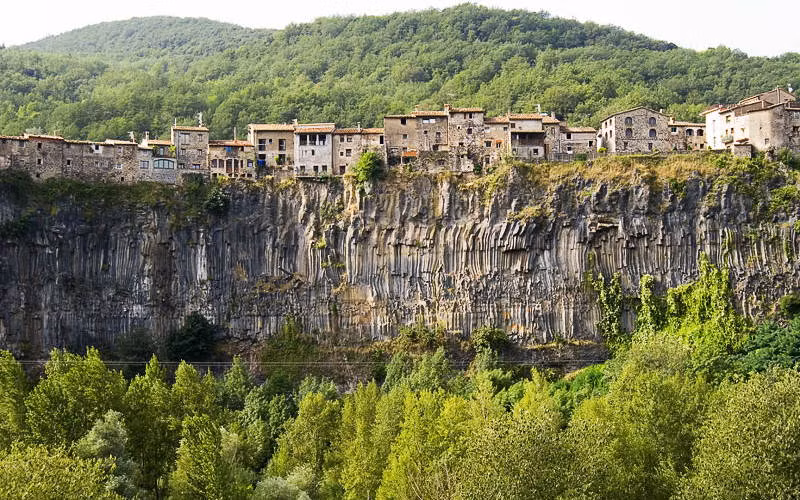 Castellfollit de la Roca: Castellfollit de la Roca được coi là một trong những ngôi làng nằm cheo leo vách núi đẹp nhất vùng Catalonia, Tây Ban Nha. Nó được xây dựng trên vách đá bazan giữa hai con sông. Ảnh: Catalunyaturisme.