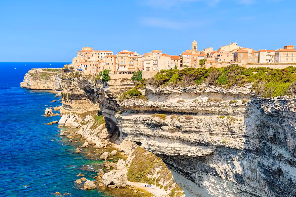 Bonifacio: Bonifacio là một thành phố ở mũi phía nam của đảo Corsica. Thành phố và các công sự của nó kéo dài theo các đỉnh vách đá, ở độ cao khoảng 70m. Ảnh: IT.