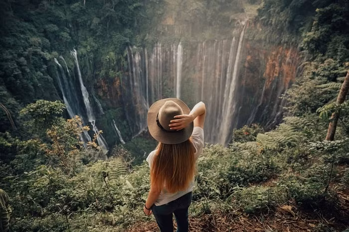 Nằm giữa Lumajang Regency (quận Pronojiwo) và Malang Regency (quận Ampelgading) ở Đông Java, thác Tumpak Sewu là một cảnh tượng kỳ vĩ với rất nhiều dòng thác chảy từ độ cao 150 mét vào khu vực bán nguyệt, tạo nên một khung cảnh vô cùng tráng lệ. 