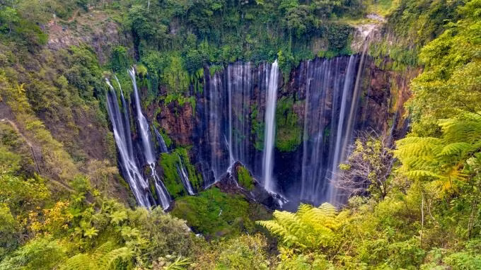 Tumpak Sewu có nghĩa là một ngàn thác nước. Đây được đánh giá là thác nước đẹp nhất và ngoạn mục nhất ở Indonesia. 